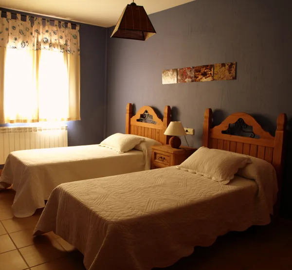 HABITACION  "ONSARES". Decorada en azul. Dos camas independientesAcogedora y confortable.