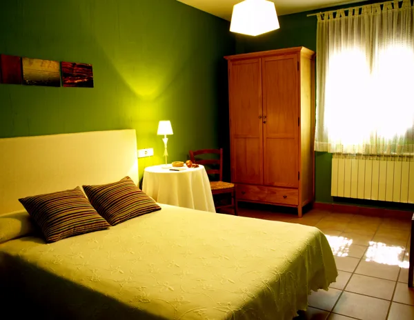 HABITACION "TRUJALA". Decorada en verde hierba, romantica, cama matrimonio, 