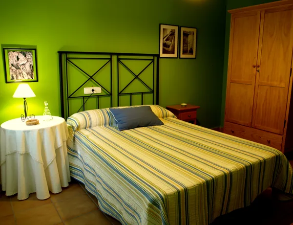 HABITACION "TUS". Decorada en Verde primavera. Alegre, cama matrimonio